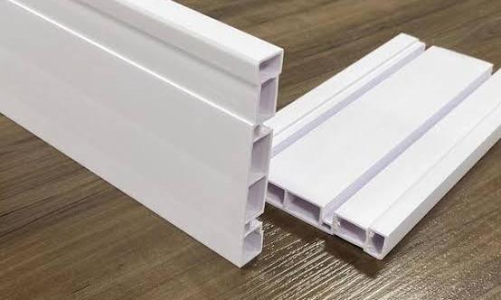 					    						  	Rodapé de pvc branco 10 cm de altura, barra com 2,40 metros de comprimento 
R$45,00 barra ( preço só do rodapé )
					  	